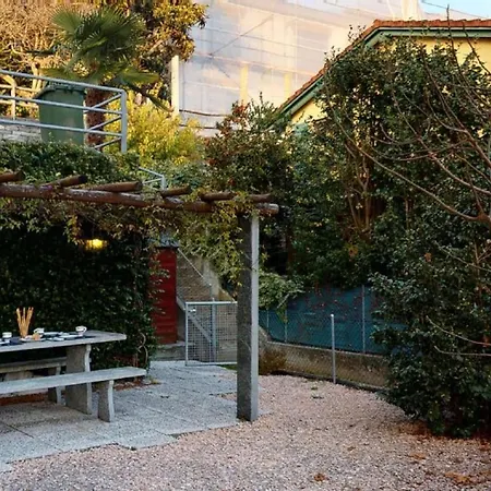 Casa Delle Vigne: Giardino, Pergola E Vista Appartamento Minusio